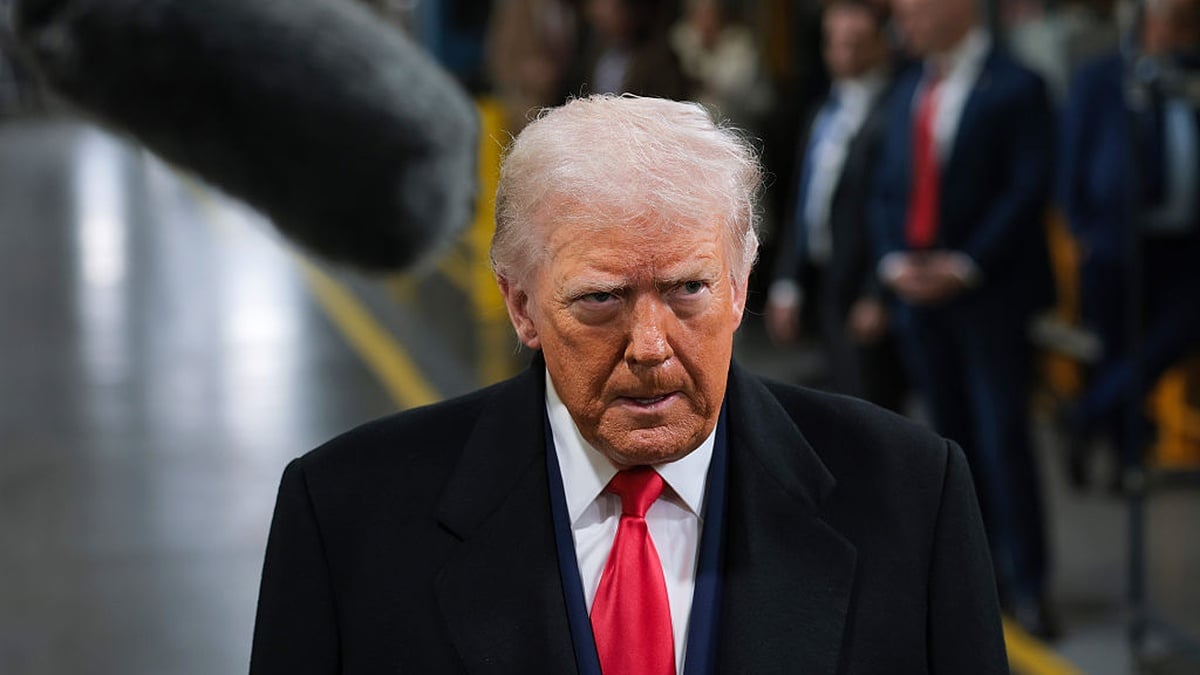 ‘It needs to be evaluated’: Doctor watches Trump do something strange in the Oval Office and issues urgent warning