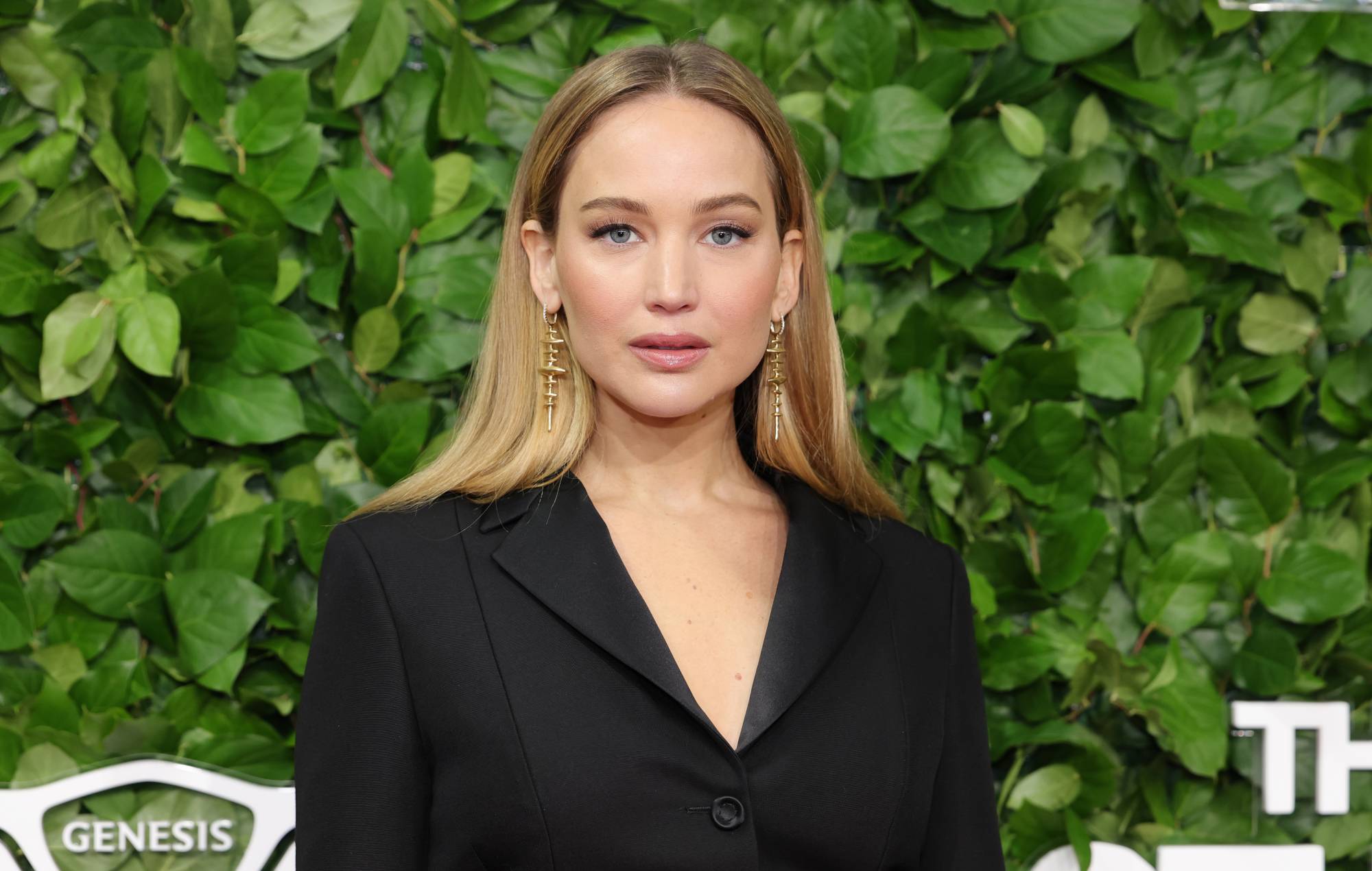 Jennifer Lawrence explains why sex scenes with actors she doesn’t know are “preferable”